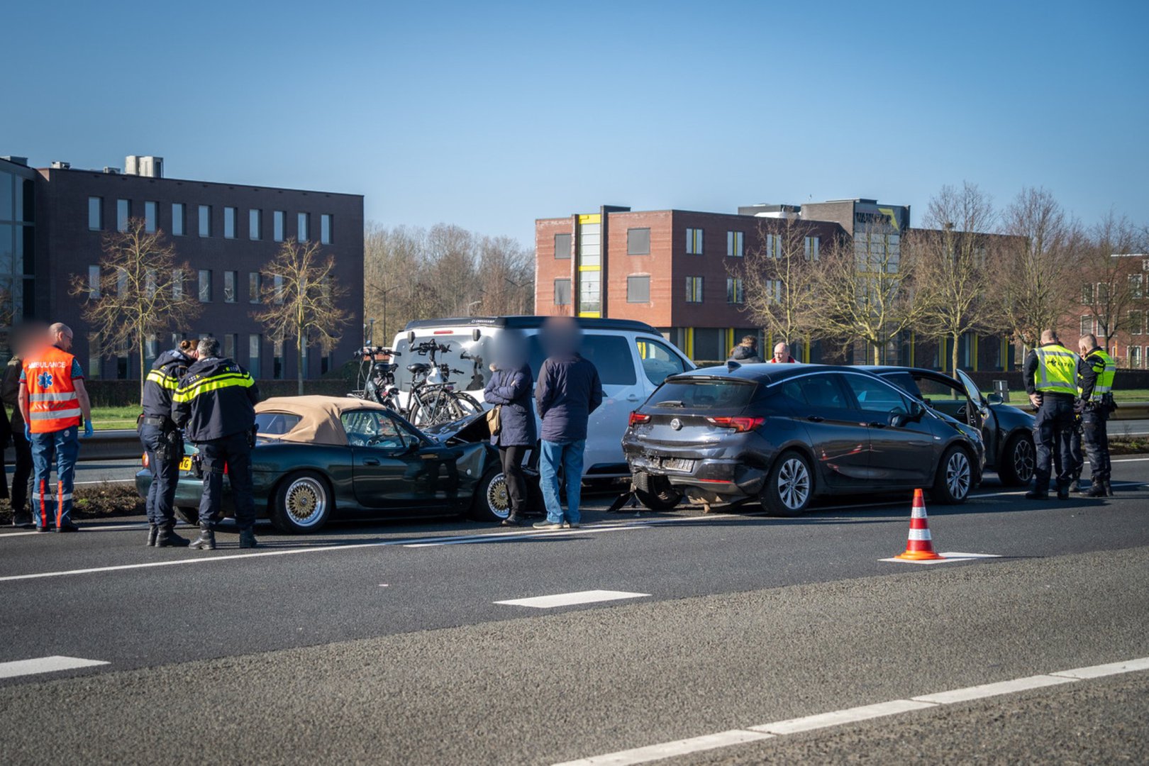 Twee rijstroken A12 korte tijd afgesloten door aanrijding met vier auto’s