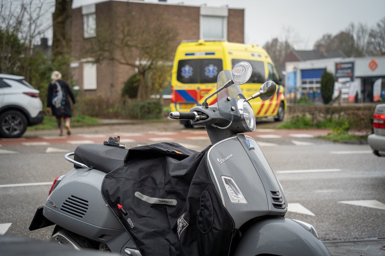 Scooterrijder naar ziekenhuis na aanrijding met auto