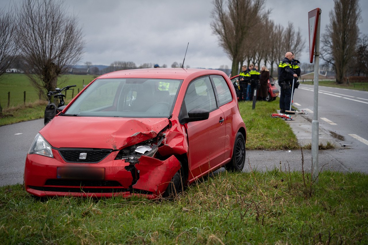 Auto botst achterop stilstaande auto Doesburgseweg Zevenaar
