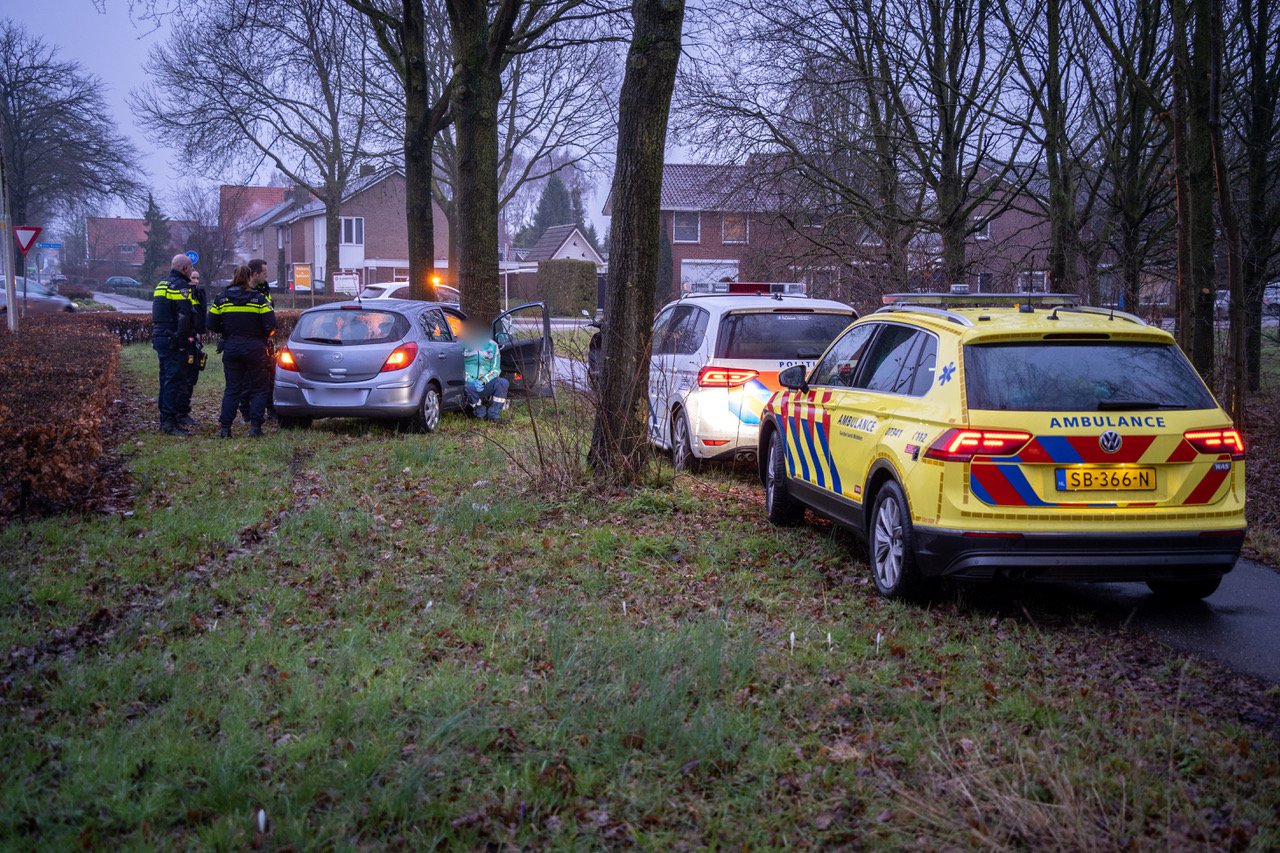 Verward persoon raakt van de weg en rijdt tegen boom