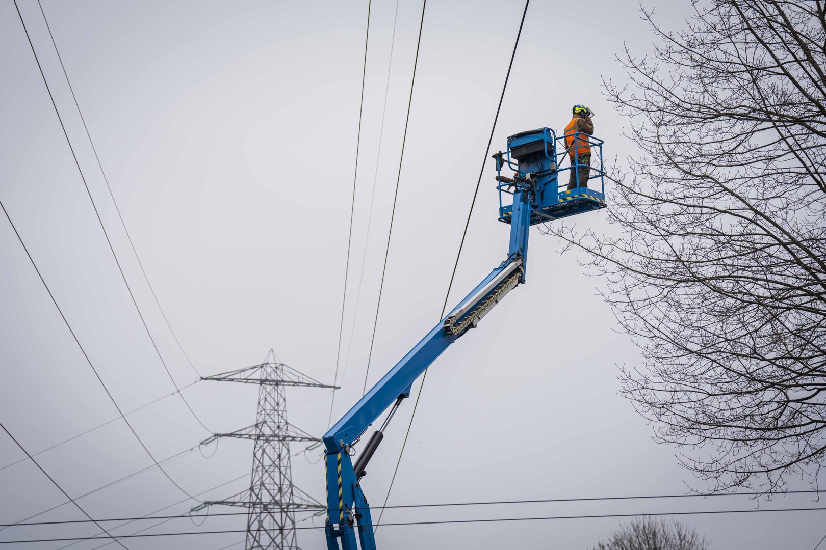 VIDEO UPDATE: Hoogwerker raakt hoogspanningskabel in Arnhem