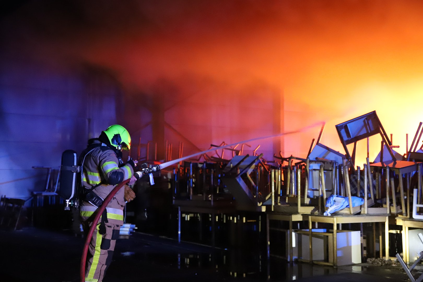 Brand in loods van de Stichting Vrienden van Suriname in Tiel