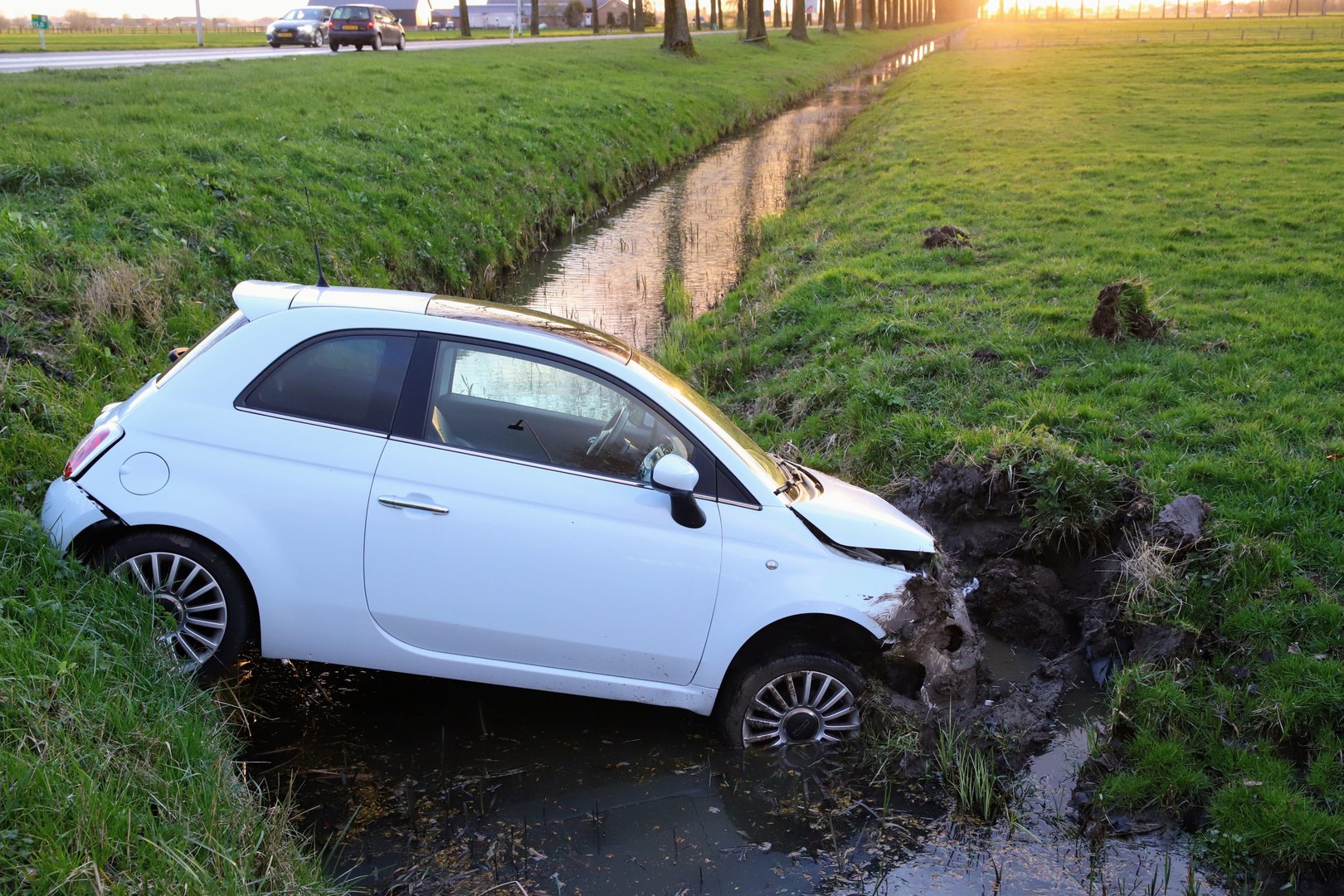 Automobiliste belandt in sloot bij ongeval