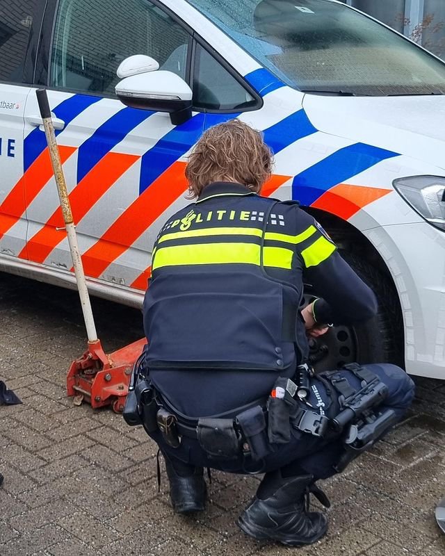 Vandalen steken banden van politieauto lek