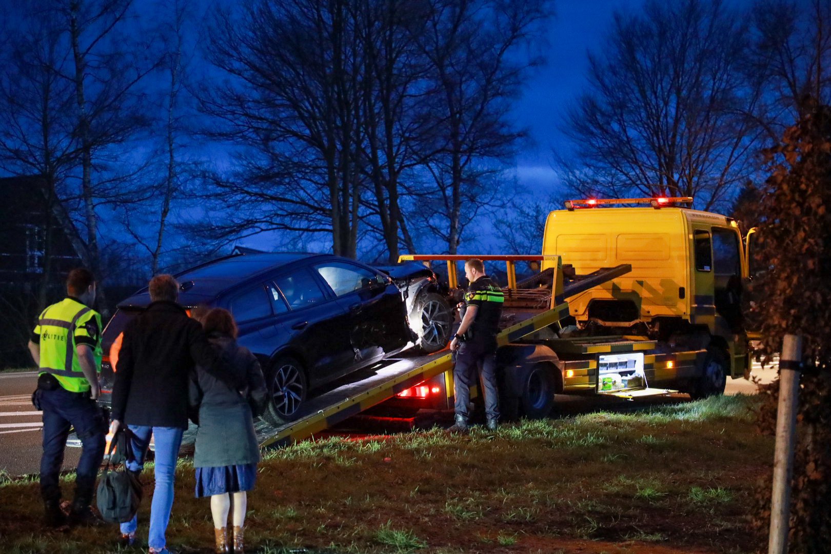 Automobiliste van de weg geraakt en ramt lantaarnpaal en verkeersbord