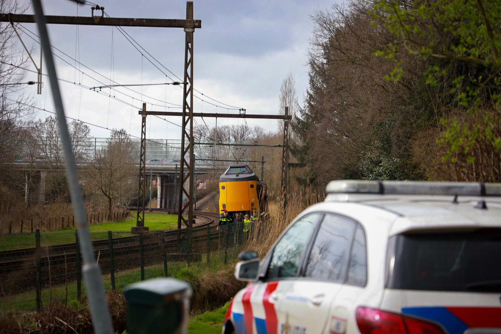 Politie haalt persoon van het spoor Velp
