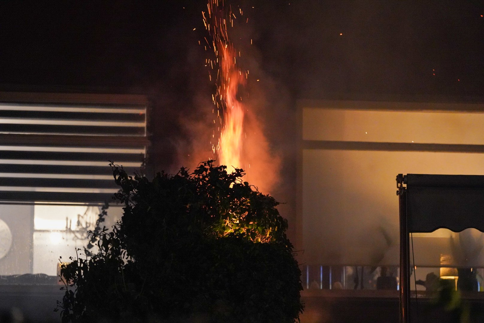 Omstanders proberen brand te blussen met emmers water uit vijver