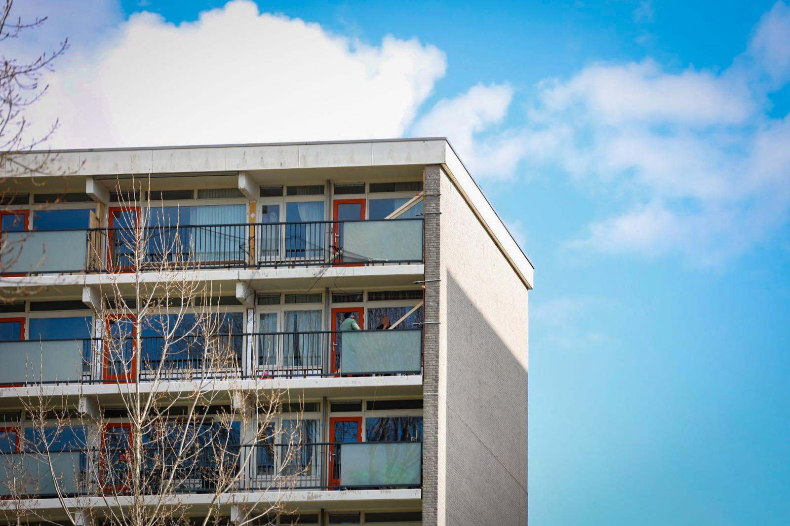 Zijgevel op bovenste etages van flat in Arnhem laat los