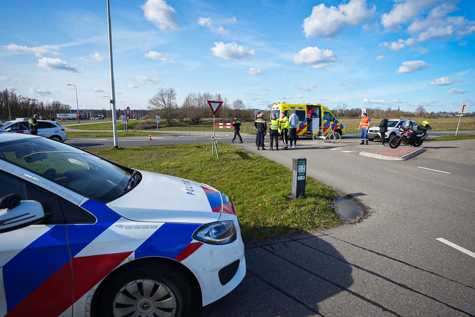 Fietser komt ten val na botsing met auto Ellecom