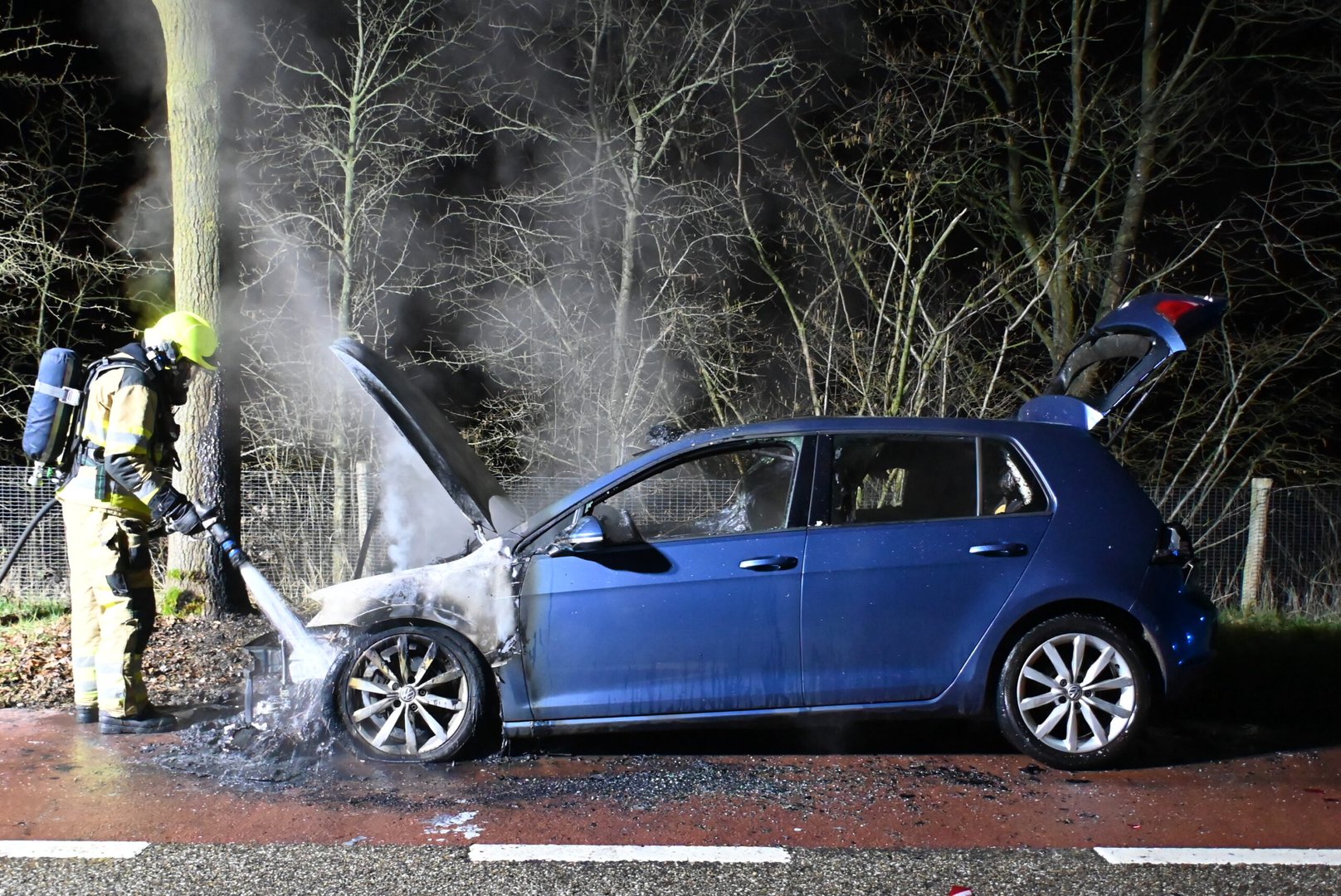 Auto vliegt in brand: bestuurder raakt gewond aan de vlammen