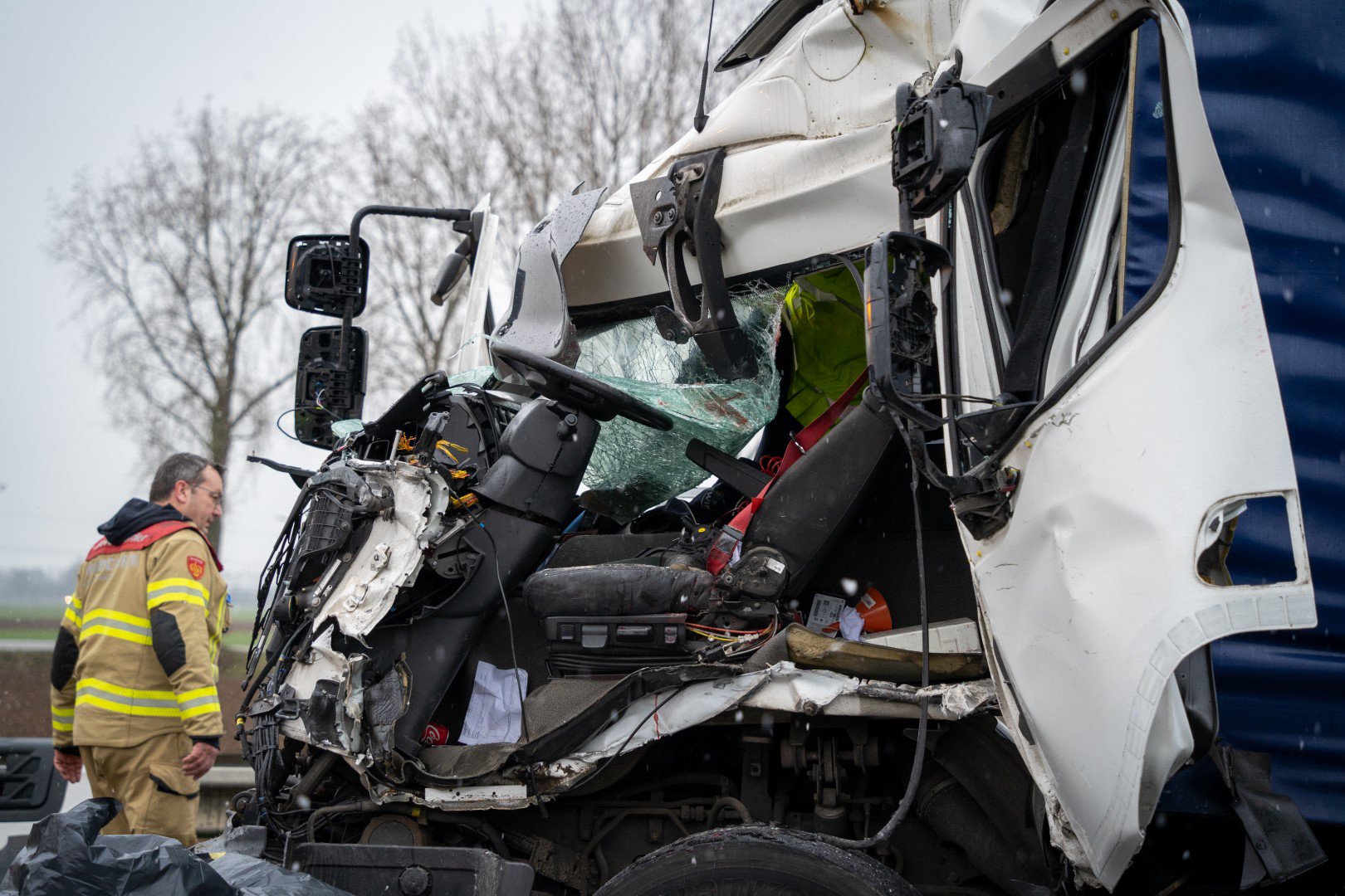 FOTO UPDATE: Beknelde chauffeur bevrijd na ernstig ongeval A12