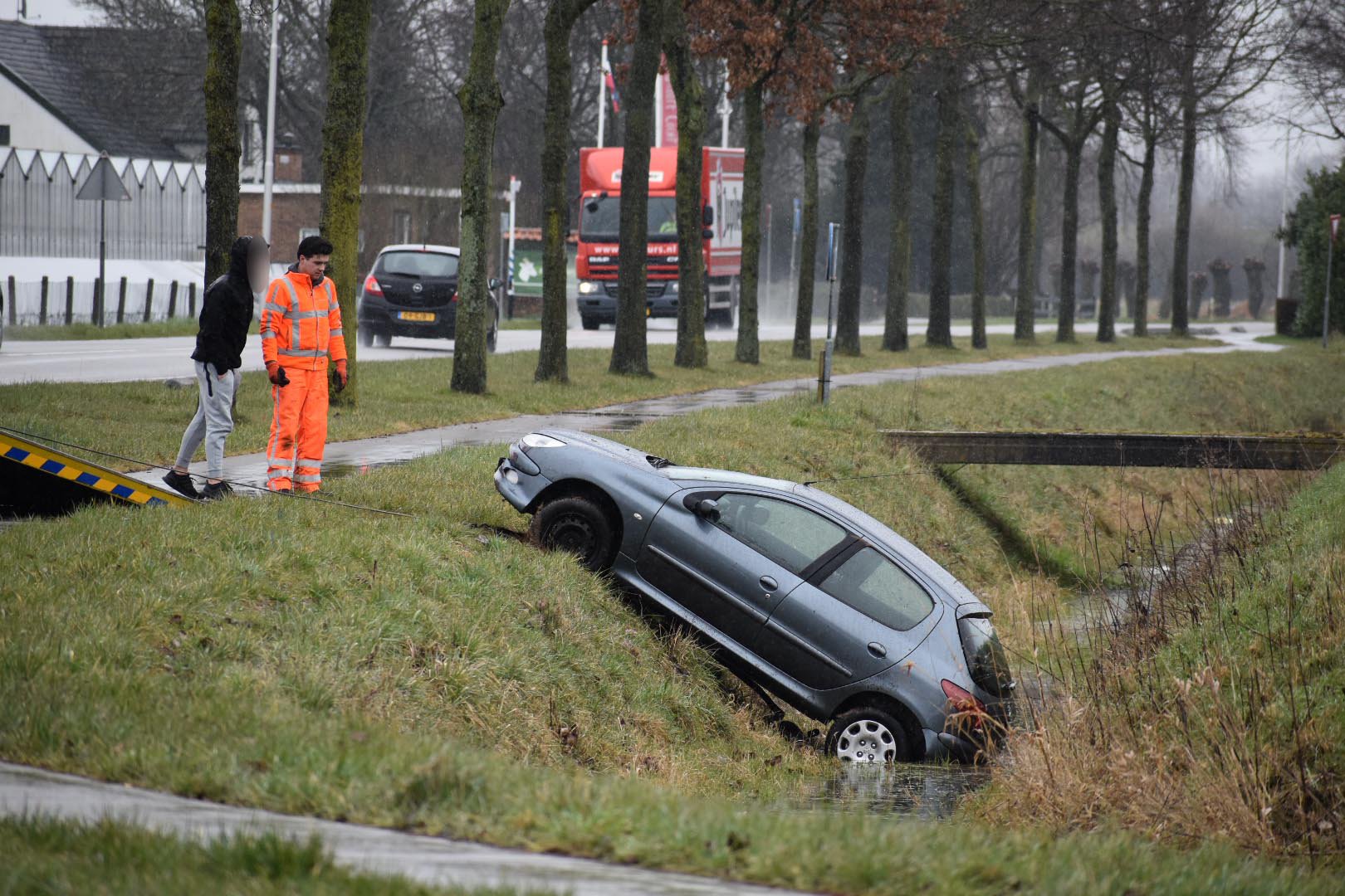 Automobilist belandt in de sloot langs de weg in Bemmel