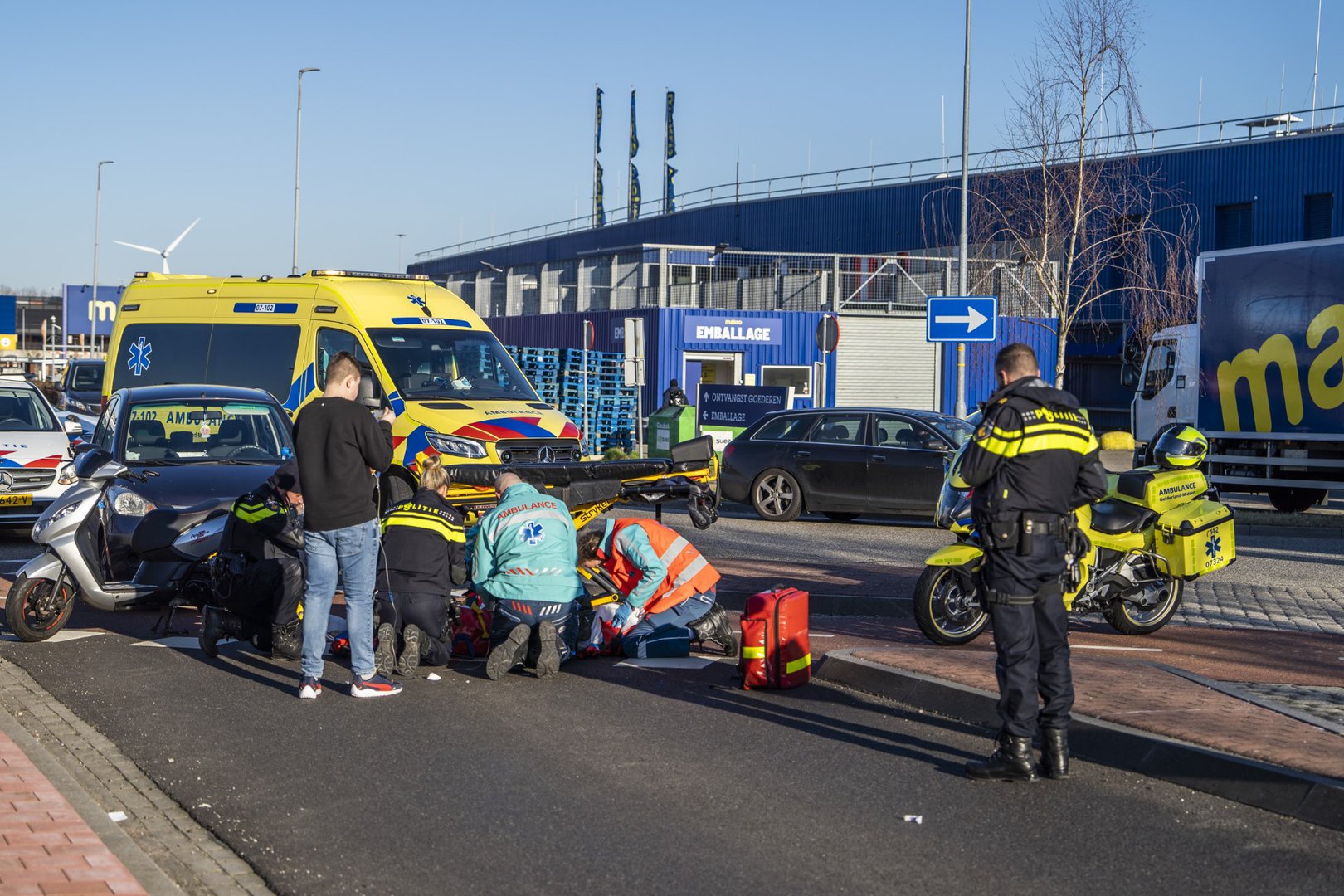 Laagstaande zon veroorzaakt aanrijding op industrieterrein Duiven