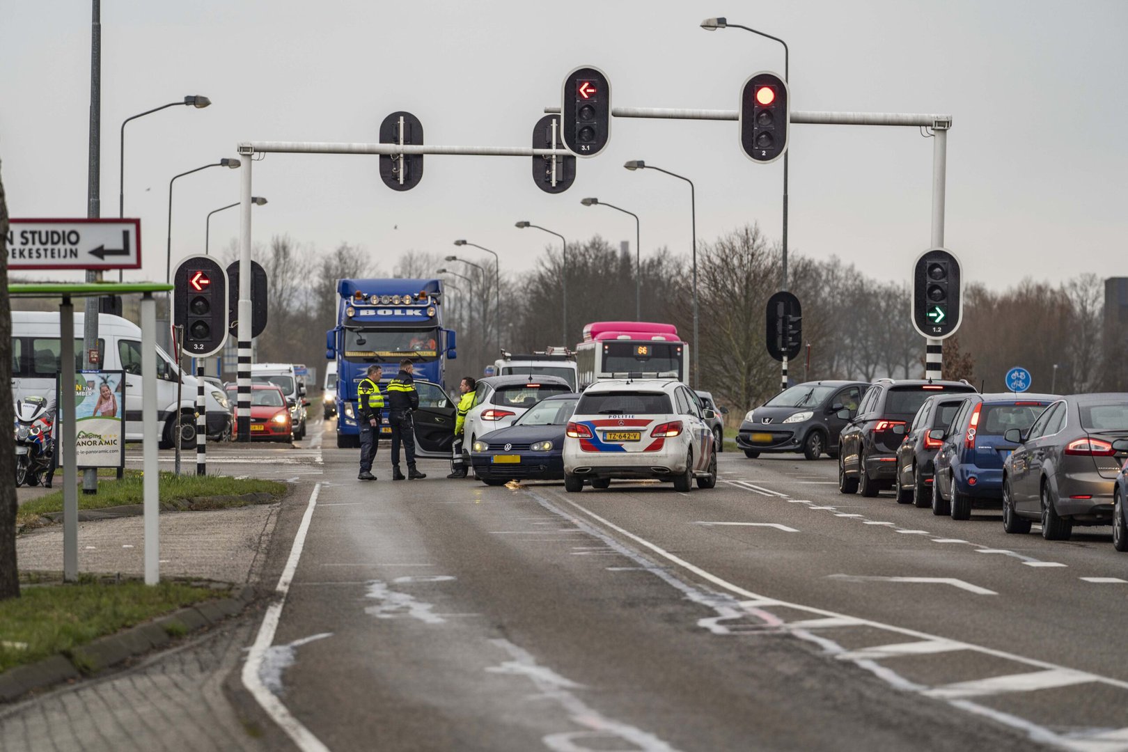 Automobilist rijdt door rood en veroorzaakt ongeval Rivierweg