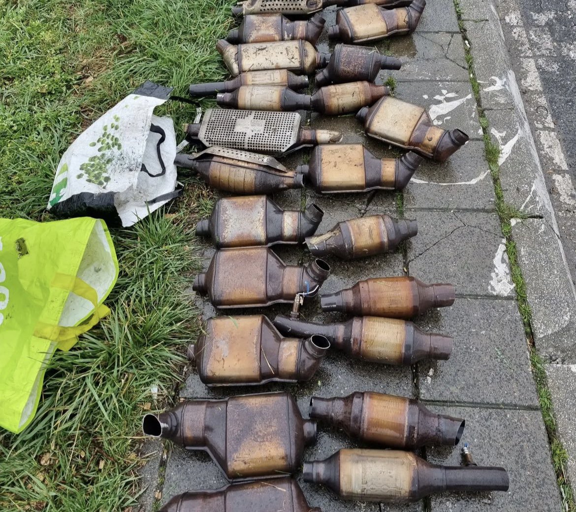 Drietal aangehouden tijdens routinecontrole, 36 katalysatoren in de sloot gegooid