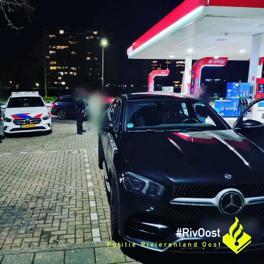 Automobilist de trekt aandacht op snelweg, blijkt gestolen auto