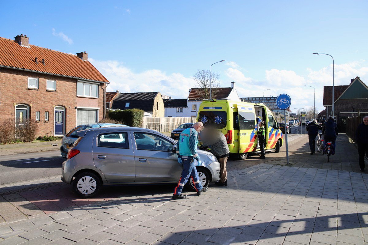 Scooterrijder botst tegen afslaande auto
