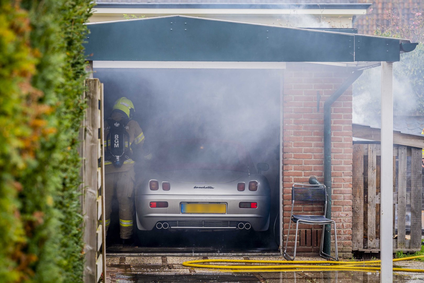 Brand in garagebox achter woning in Dieren
