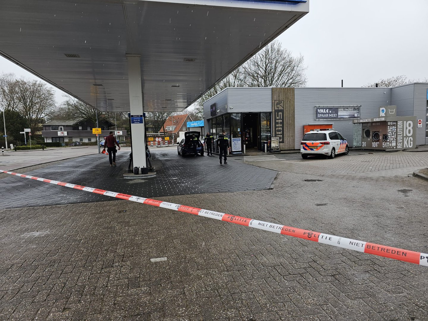 Gewapende overval op tankstation; politie zoekt 18-jarige
