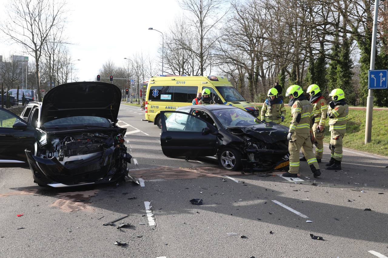 Forse schade na ongeval tussen twee personenauto’s