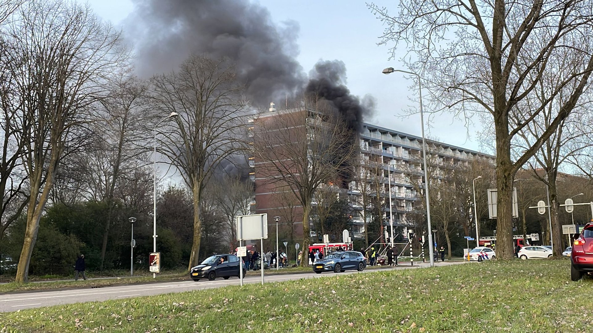 VIDEO UPDATE: Een persoon naar ziekenhuis bij uitslaande flatbrand Ede