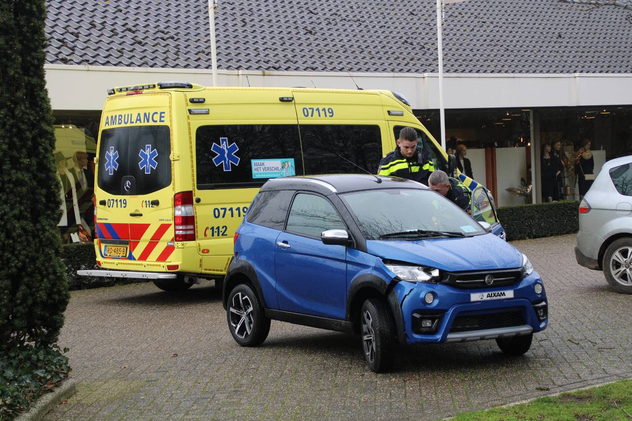 Fietsster gewond na aanrijding met brommobiel