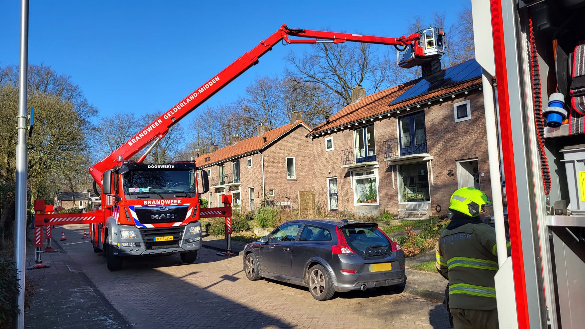 Omstanders waarschuwen bewoonster voor schoorsteenbrand