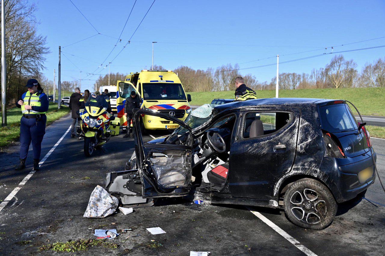 Automobilist ramt trolleymast en raakt ernstig gewond