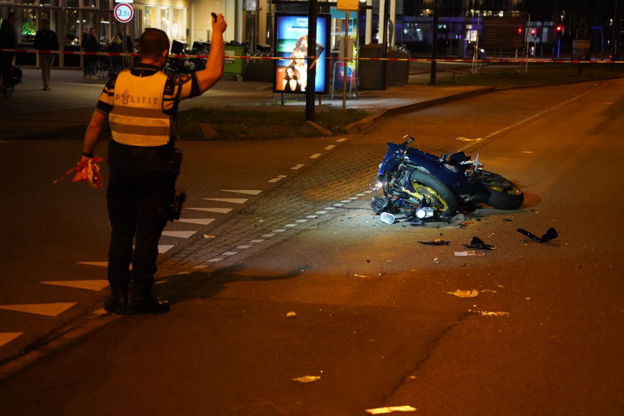 Automobilist ziet motorrijder met bijrijder over het hoofd tijdens afslaan