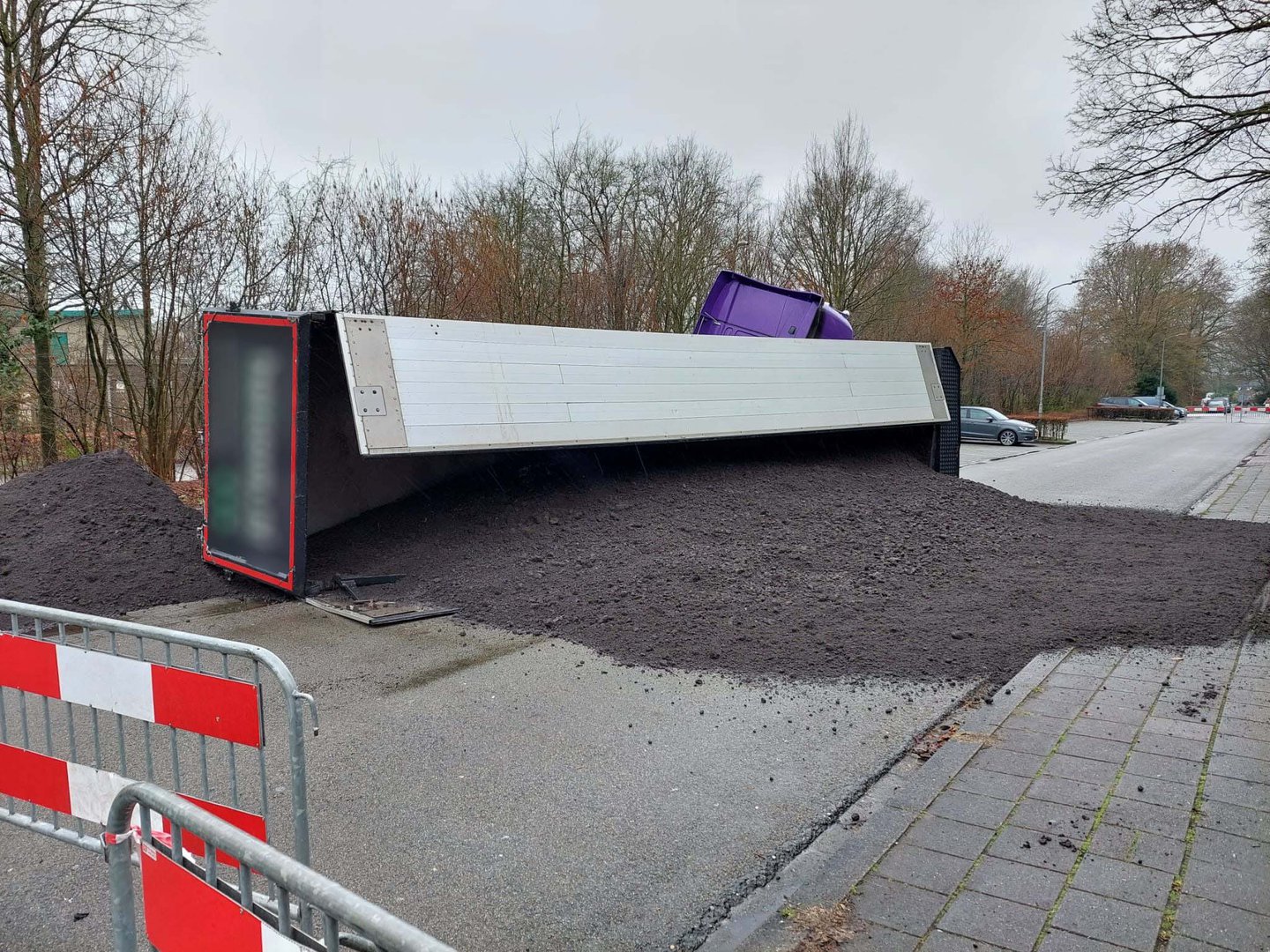 Vrachtwagentrailer kantelt tijdens het lossen