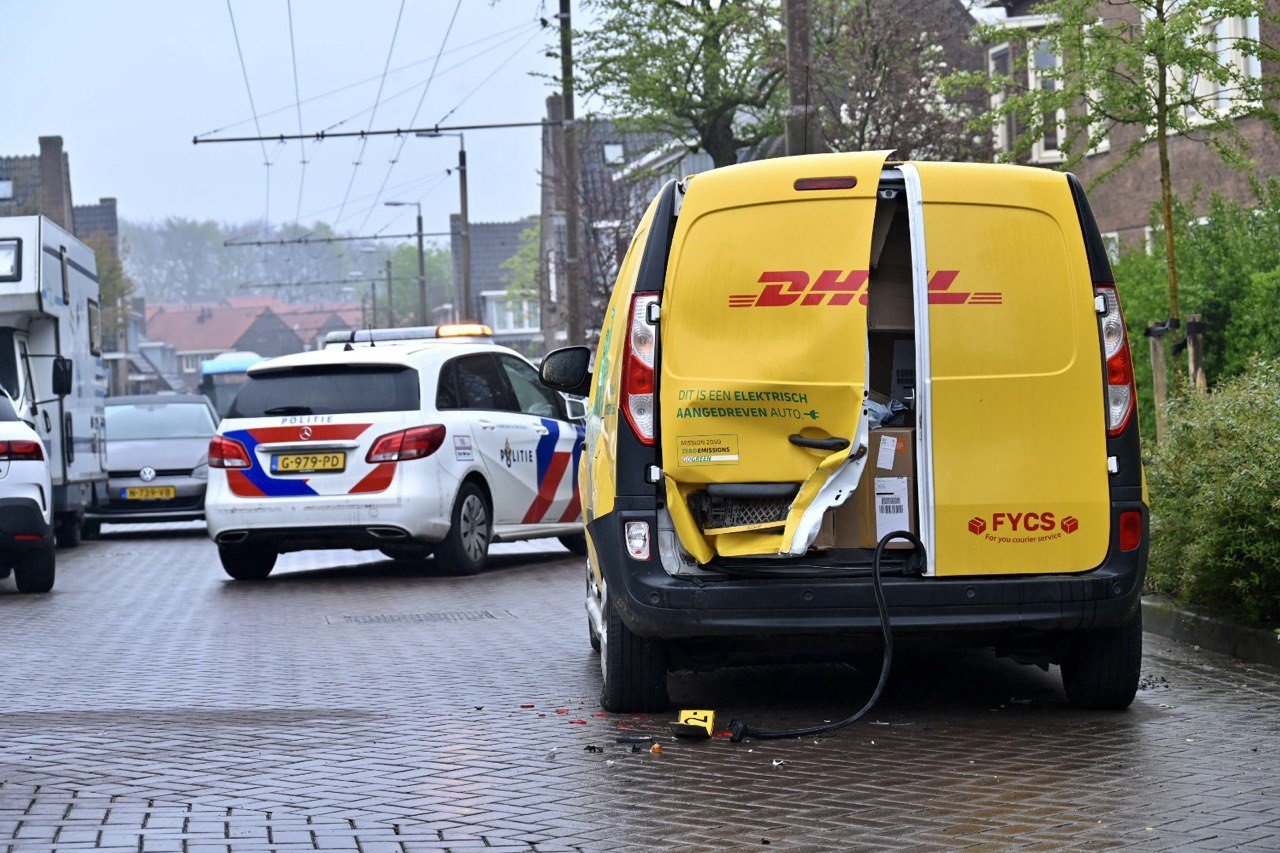Pakketbezorger bekneld achter voertuig bij aanrijding in Arnhem
