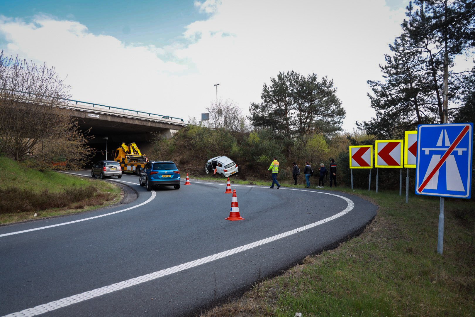 Auto mist bocht afrit A50 Arnhem en belandt in bosjes