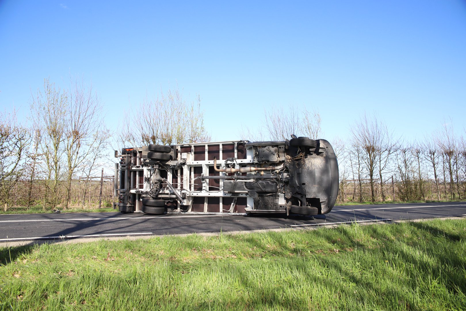 Vrachtwagen botst tegen tegemoetkomende tractor
