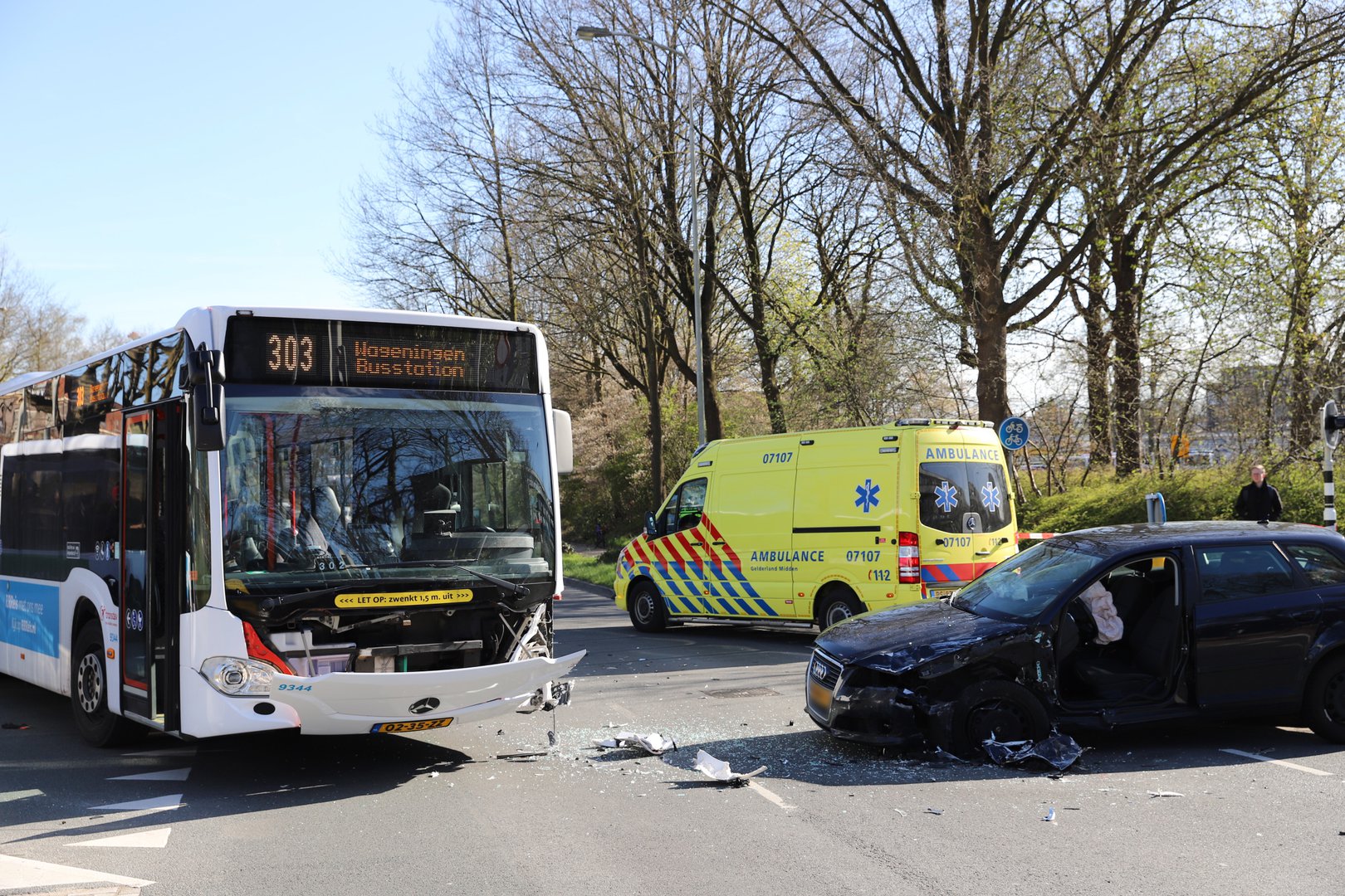 Botsing tussen stadsbus en auto, moeder en kind gewond
