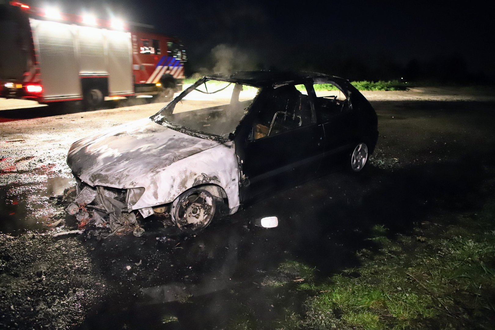 Auto brandt volledig uit op verlaten parkeerplaats