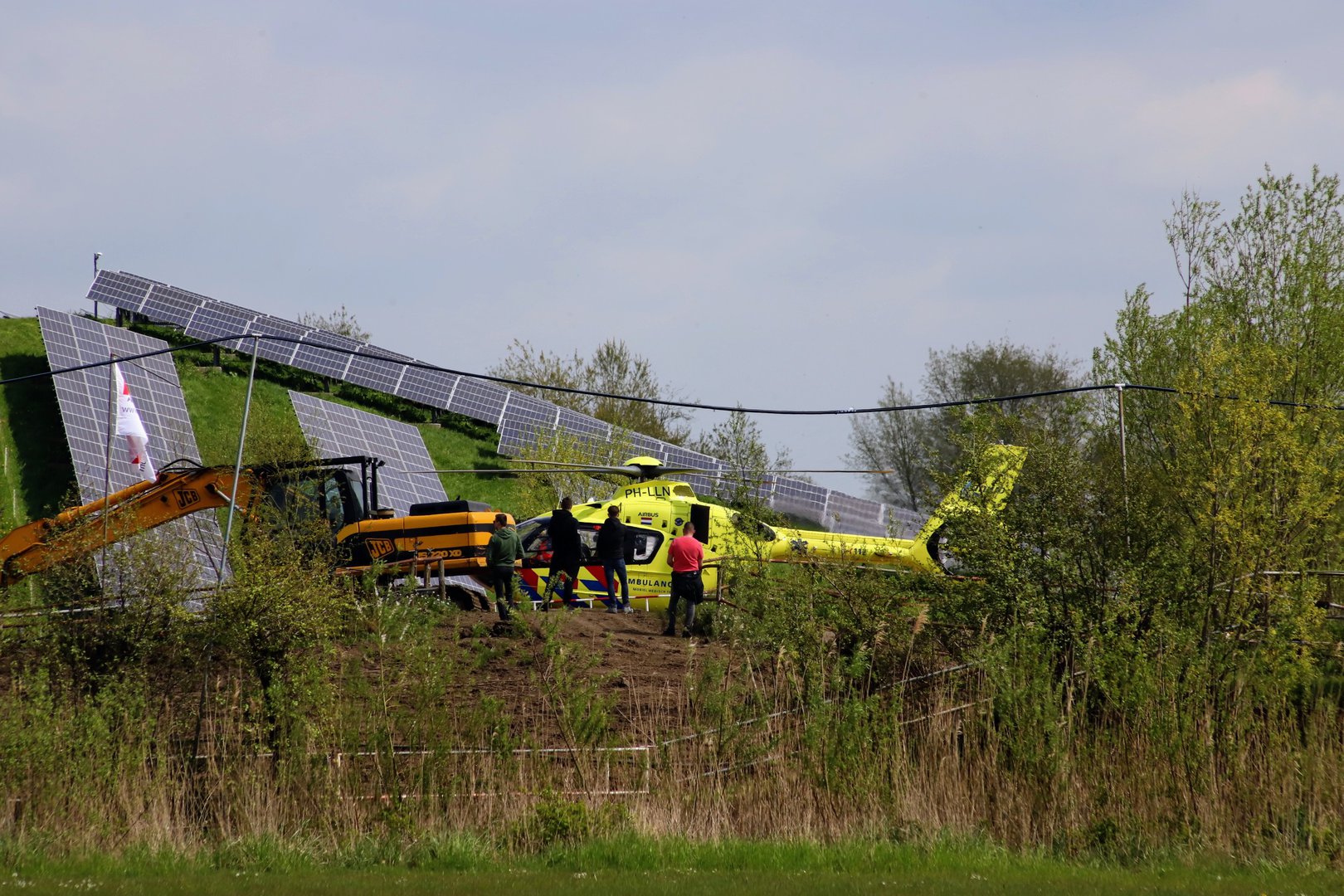 Vrouw gewond door ongeval met quad, traumahelikopter landt op crossbaan