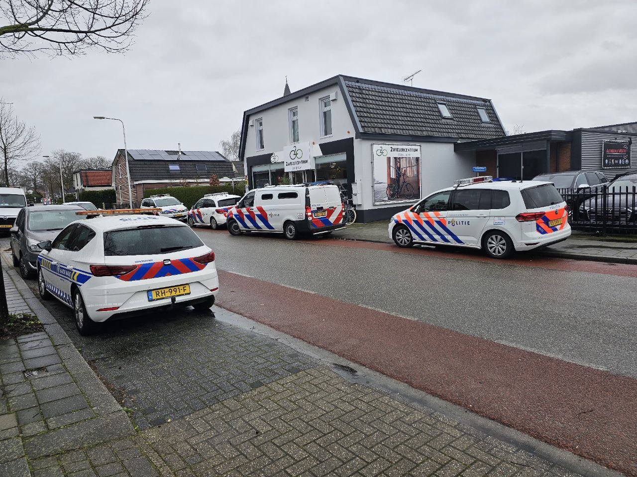 Vuurwapen aangetroffen bij inval autobedrijf