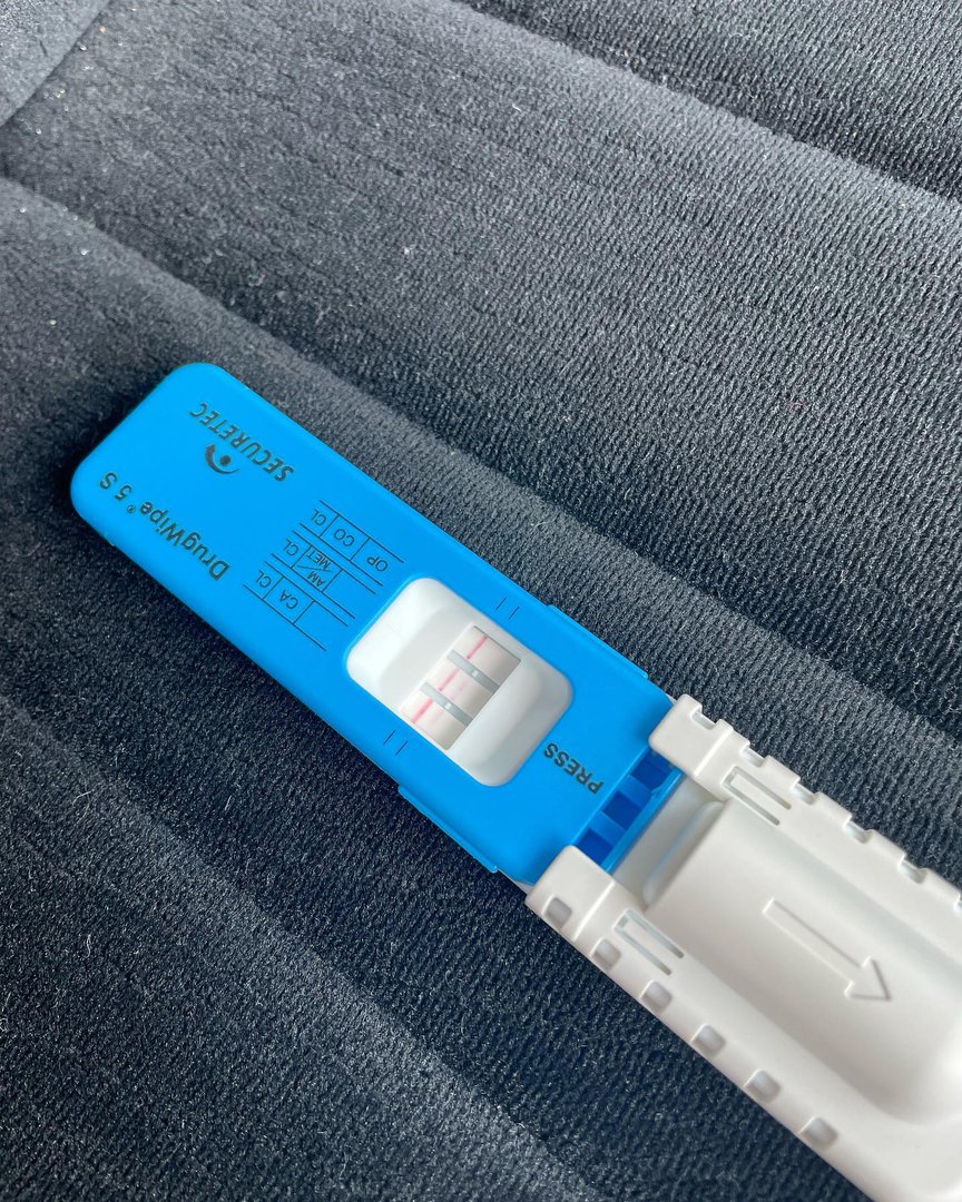 Poolse man rijdt onder invloed in spookvoertuig, met stiletto in portier