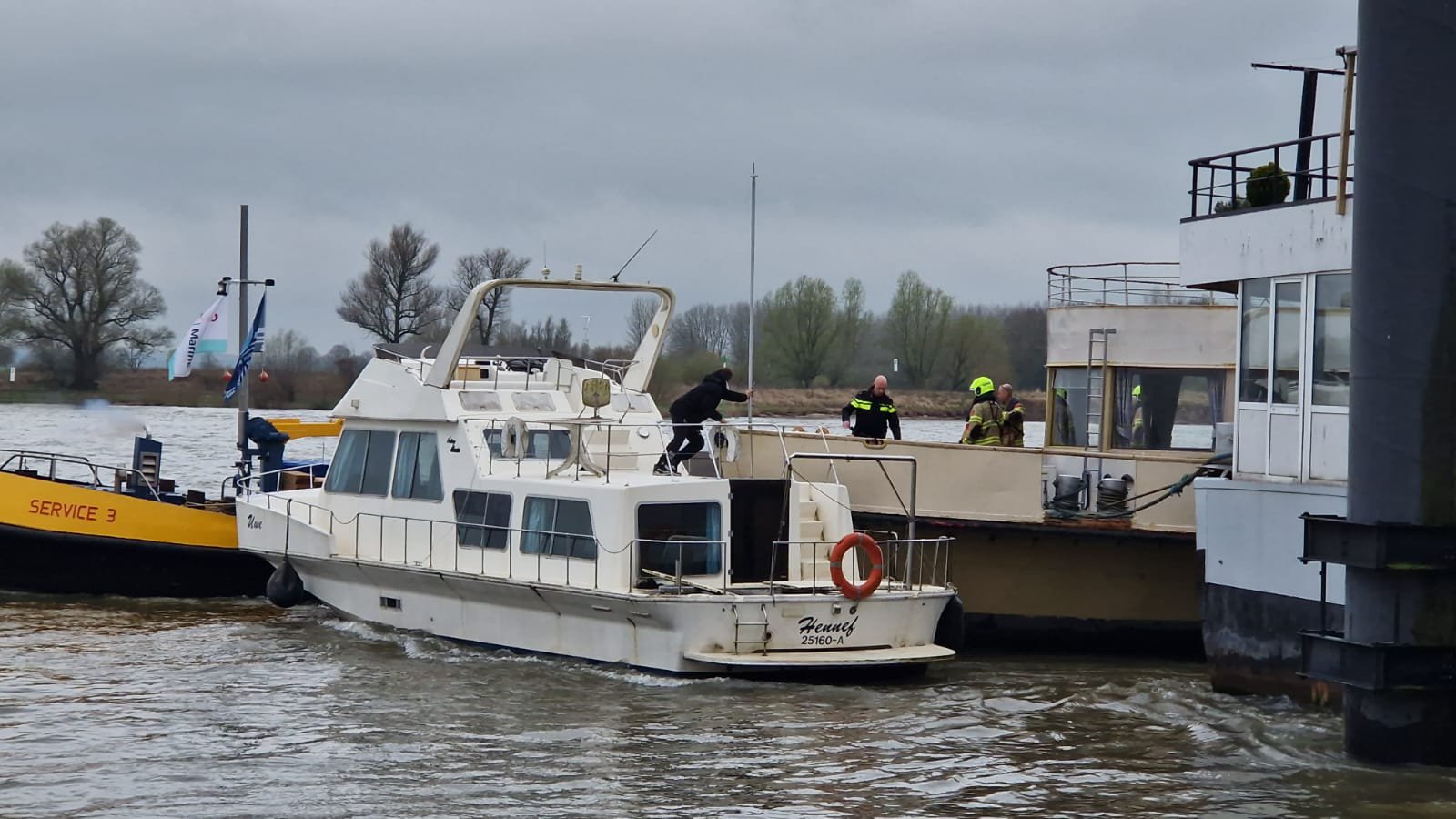 Boot valt stil door koelingsproblemen en botst op schip