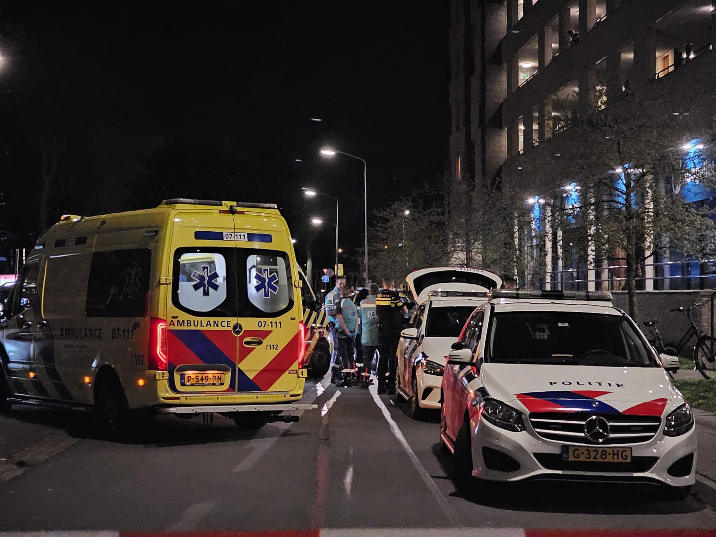 Agenten treffen lichaam aan in woning en worden onwel