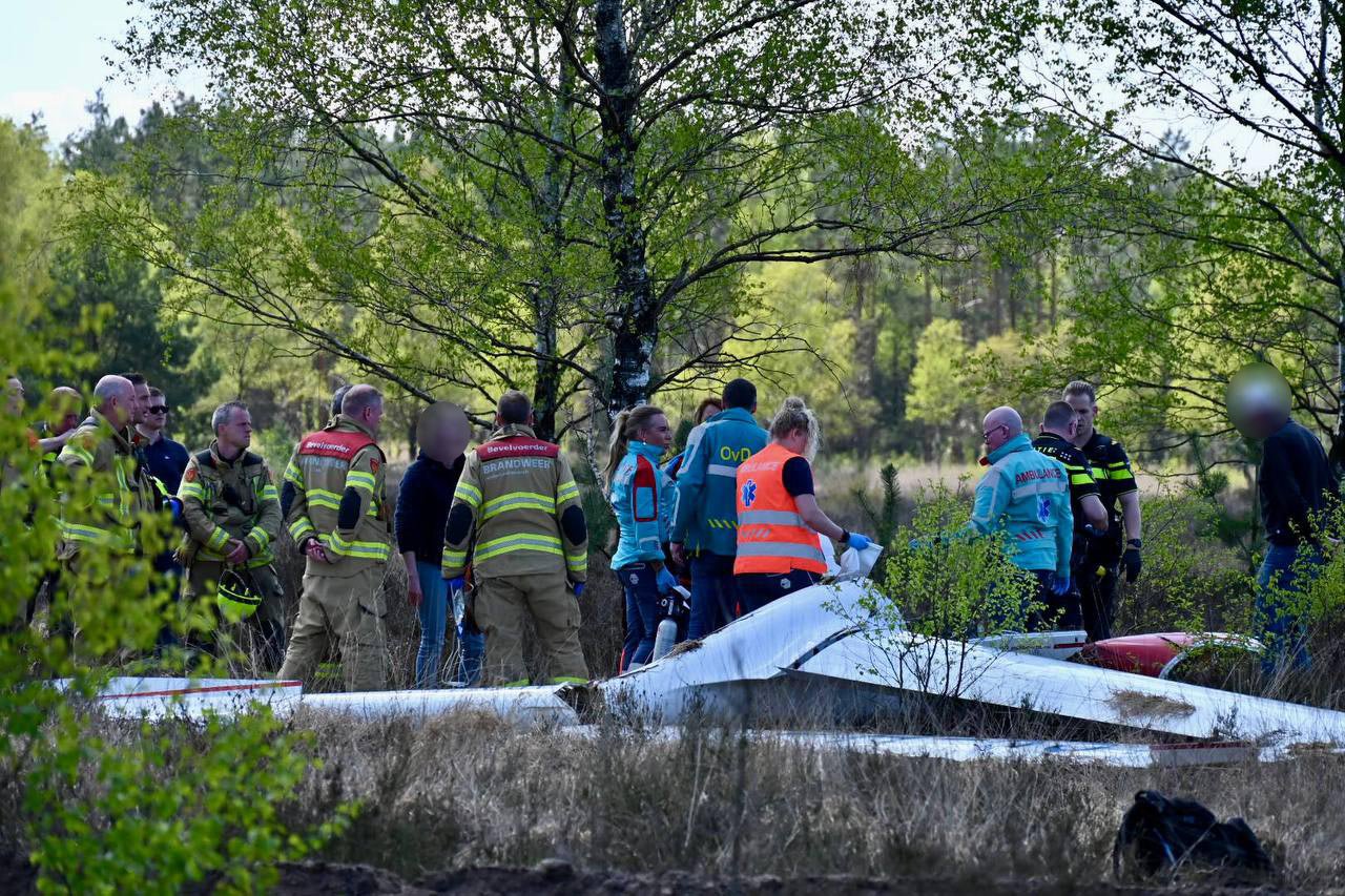 FOTO&VIDEO UPDATE: Vrouw (57) overleden door crash met zweefvliegtuigje bij Arnhem