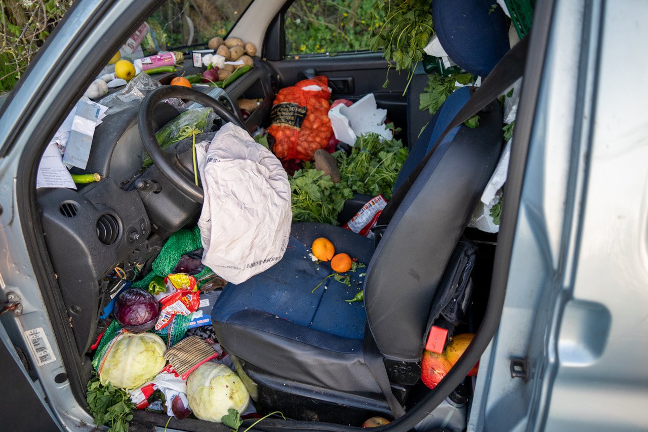 Auto bezaaid met groente na ongeval