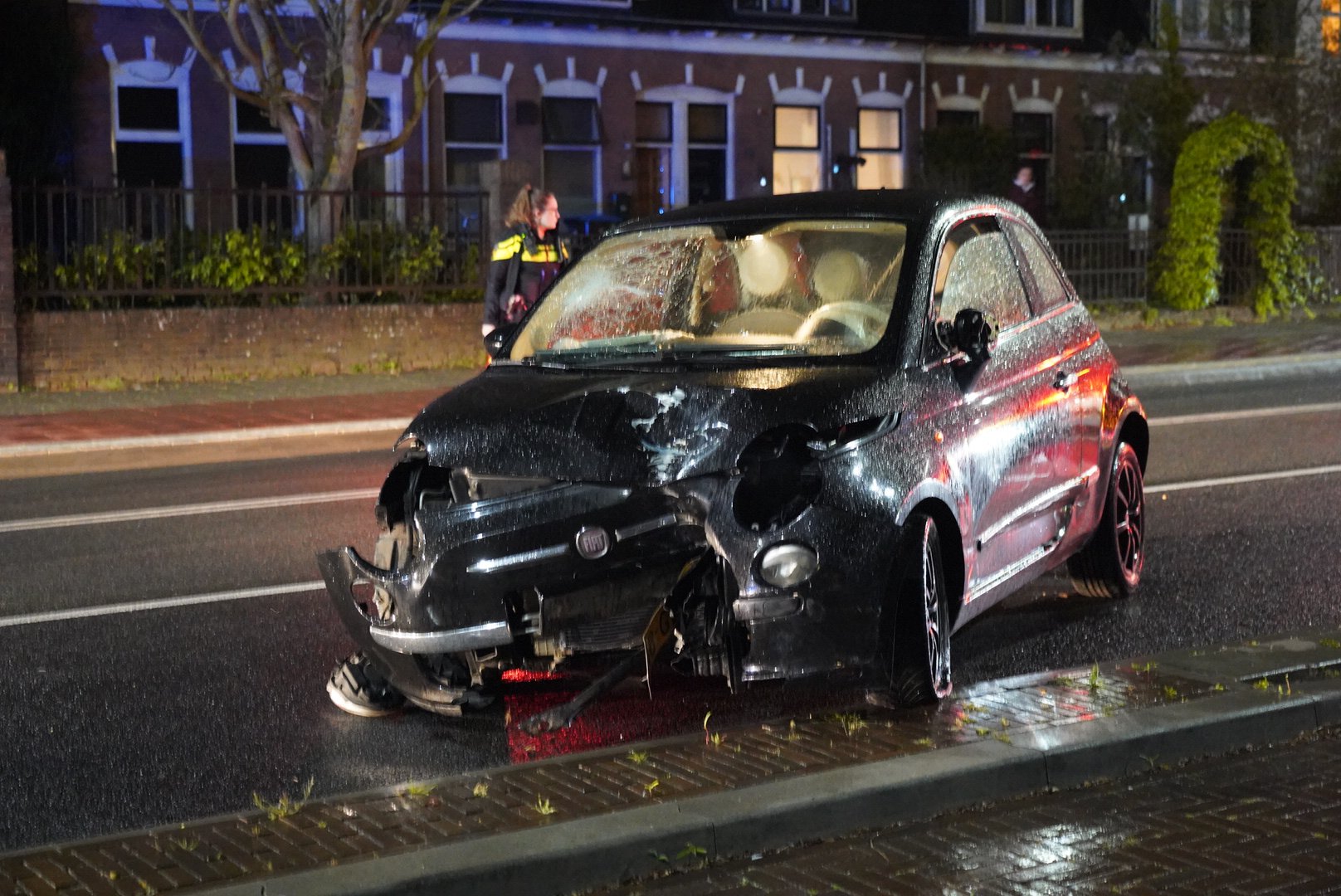 Automobilist rijdt stoplicht uit grond en vlucht