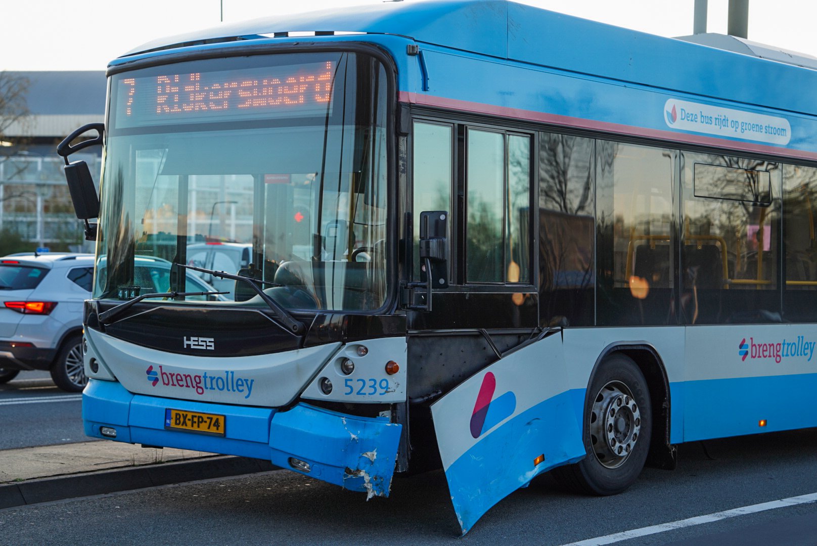 Forse schade bij ongeval tussen auto en lijnbus