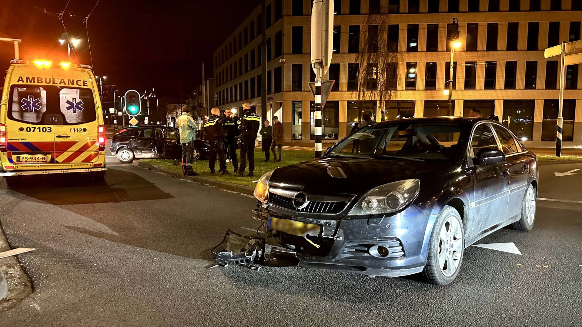 Auto slaat meerdere keren over de kop in Arnhem