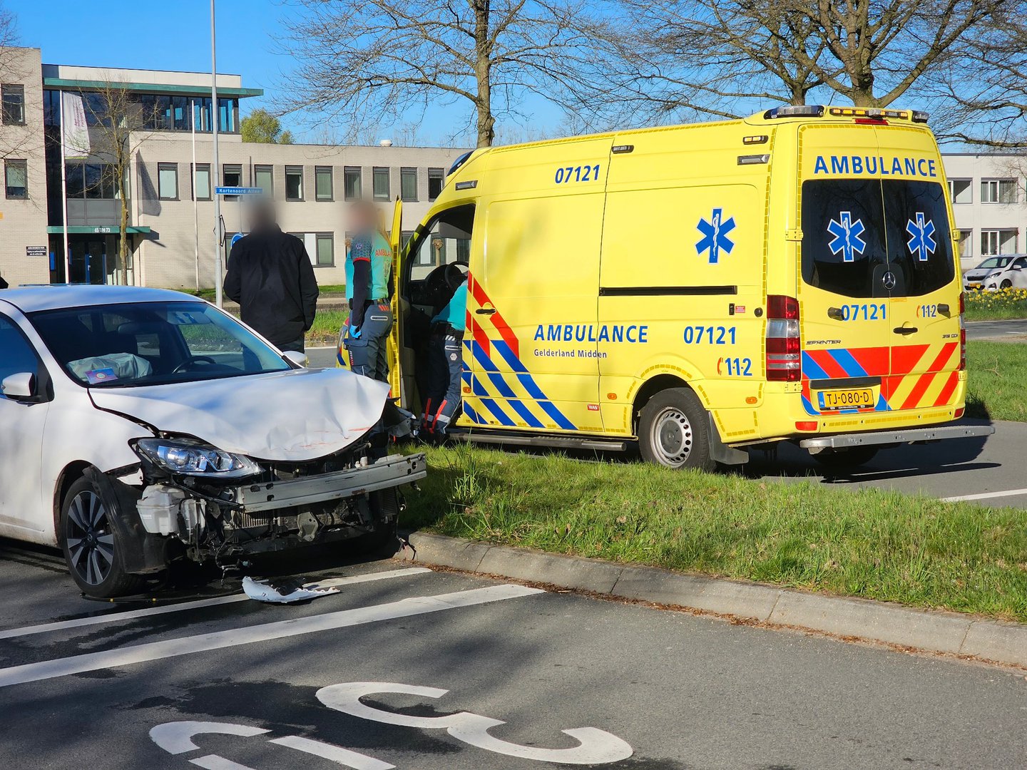 Veel schade na botsing tussen twee auto’s