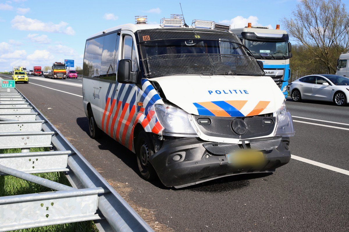Mobiele Eenheid bussen komen in file terecht en botsen op elkaar