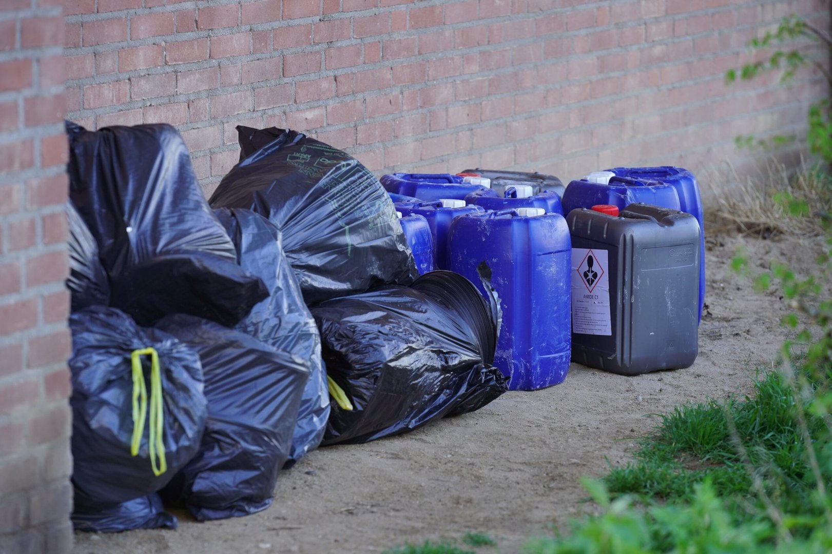 Gedumpte blauwe vaten aangetroffen