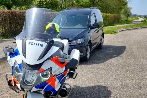 Twee rijbewijzen binnen een half uur ingevorderd