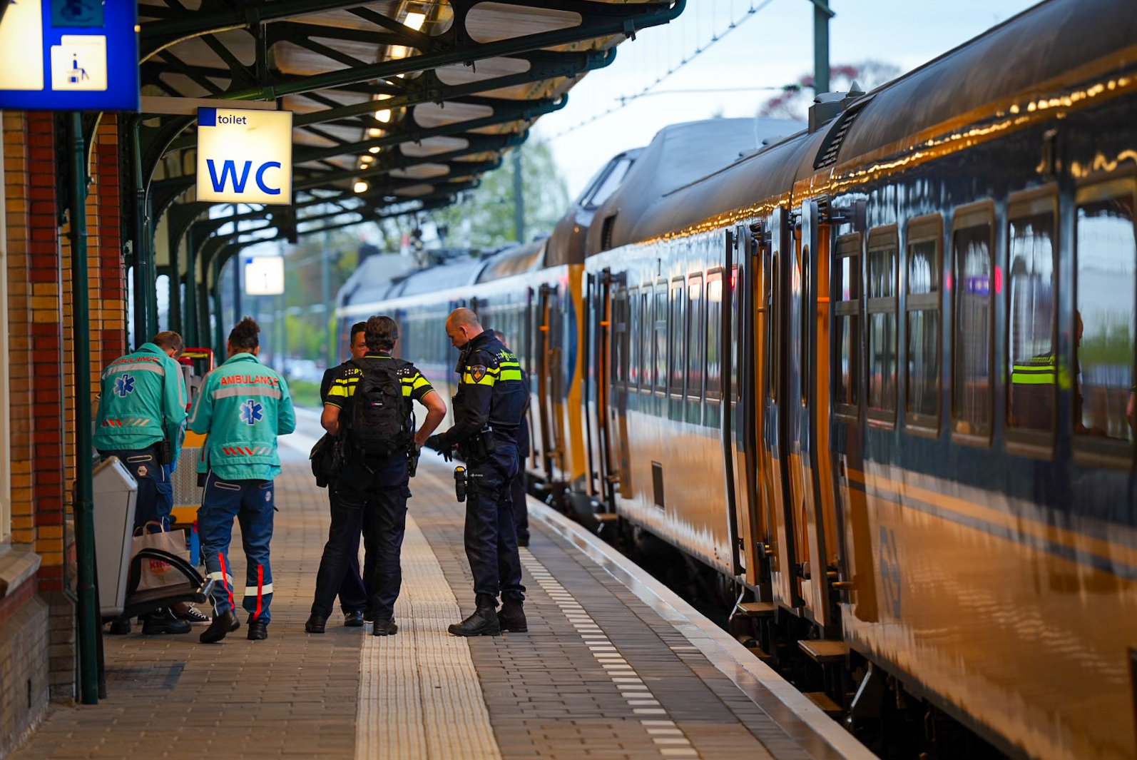 Treinverkeer stilgelegd vanwege steekincident, man (22) gewond